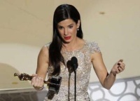 Sandra Bullock agradeció en su discurso de agradecimiento por el Oscar a su esposo Jesse. Como dice el dicho "la cabra siempre tira hacia el monte"